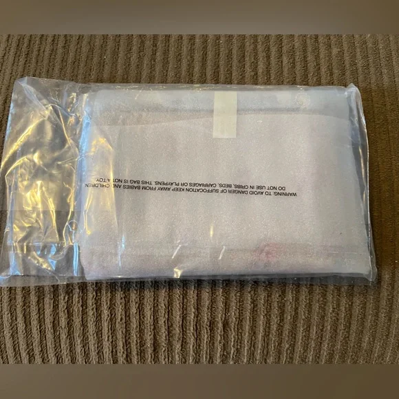 Coach Corner Zip Wristlet
In Signature Canvas With Floral Print nwt - Picture 3 of 3